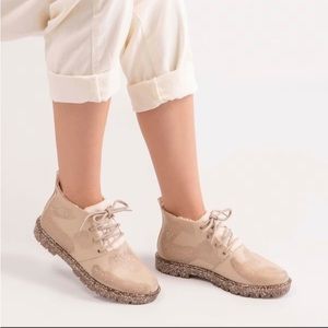 Melissa Beige Flecked Glitter Fluffy Boot NEW SIZE 8